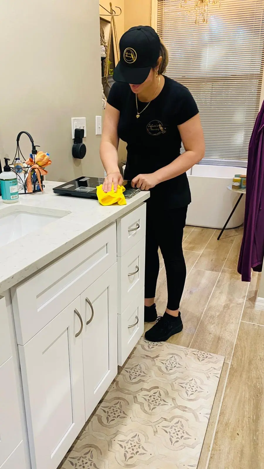 Miembro del equipo de Tofuri's Cleaning realizando una limpieza de calidad